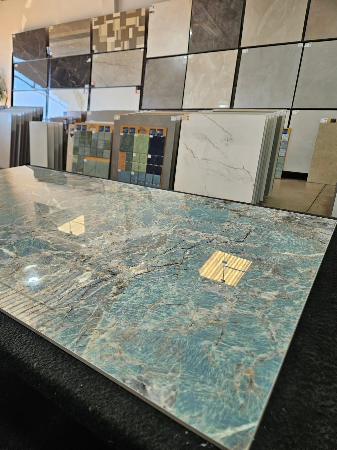 Porcelanato azul de grande formato em exposição no showroom da Bella Casa