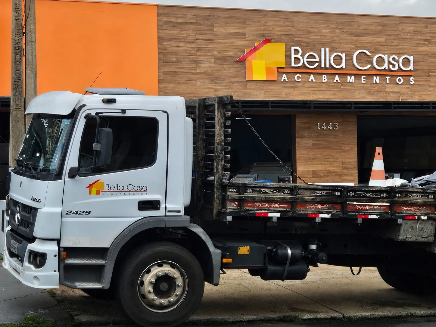 Fachada da Bella Casa com o caminhão de entrega próprio na frente